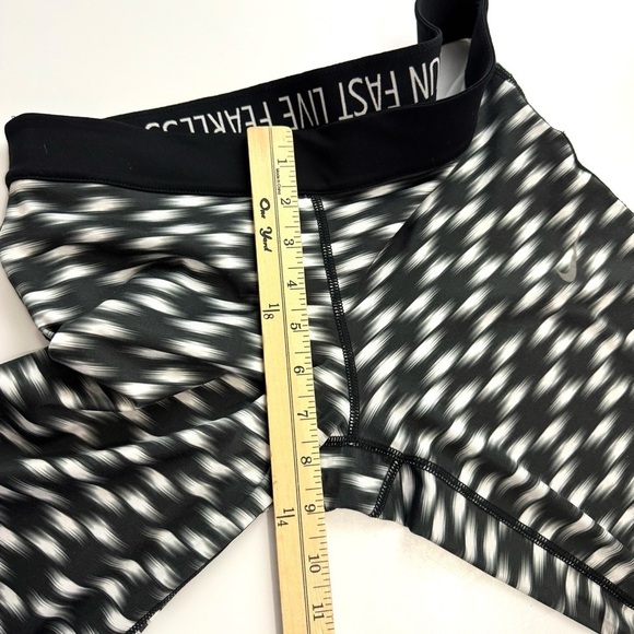 Nike Dri Fit Women's M Printed Relay Cropped Leggings Activewear Y2K Black/White - Picture 11 of 12